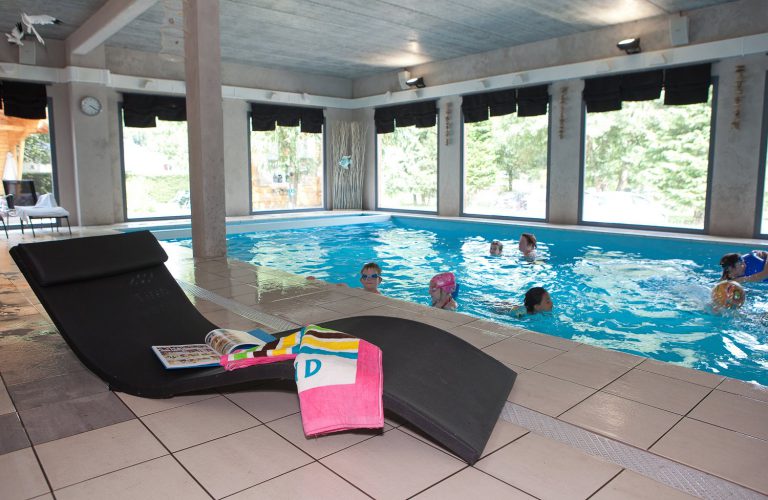 Camping Domaine de Champé binnenbad 768x500