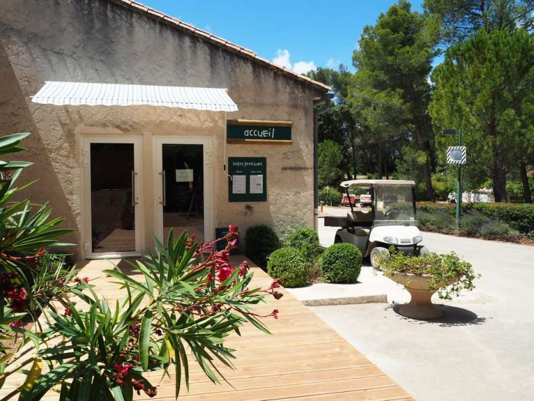 Camping Huttopia Fontvieille receptie 768x576