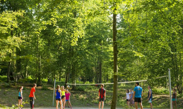 Camping Le Lac des Vieilles Forges volleybal 768x461
