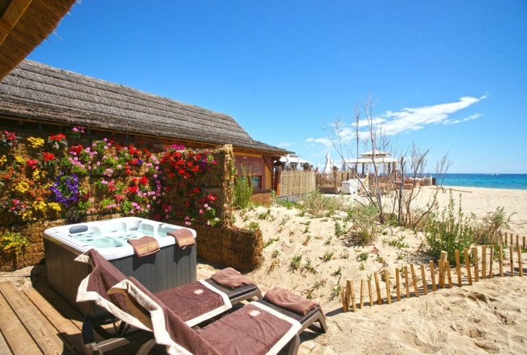 Camping Les Prairies de la Mer Tiki Lounge Beach 768x517