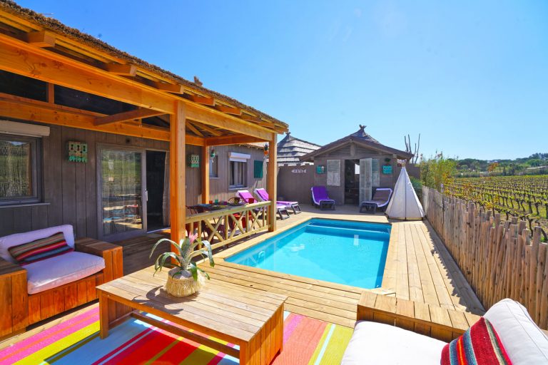 Camping Les Prairies de la Mer Tiki lounge 768x512