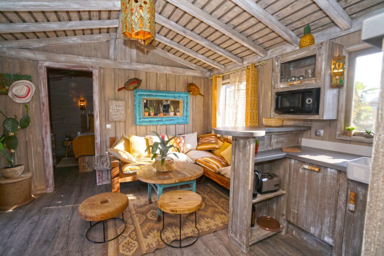 Camping Les Prairies de la Mer Tiki lounge binnen 768x512