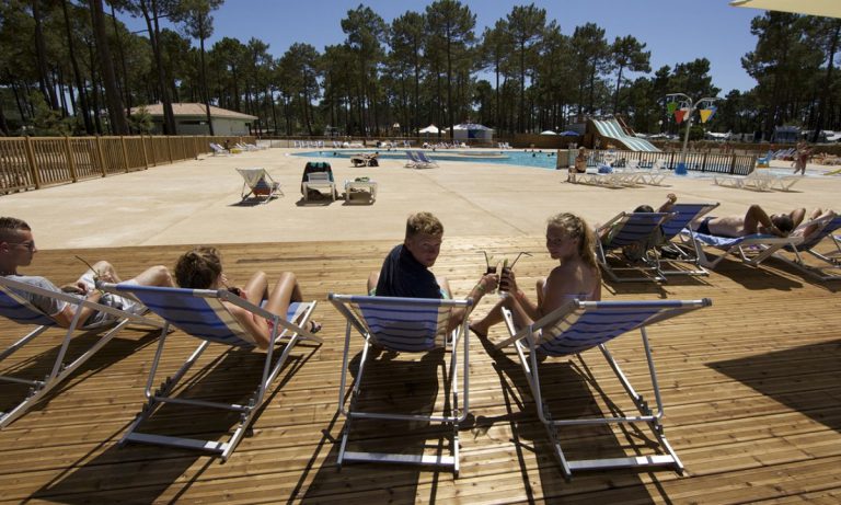 Camping Médoc Plage ligstoelen 768x461