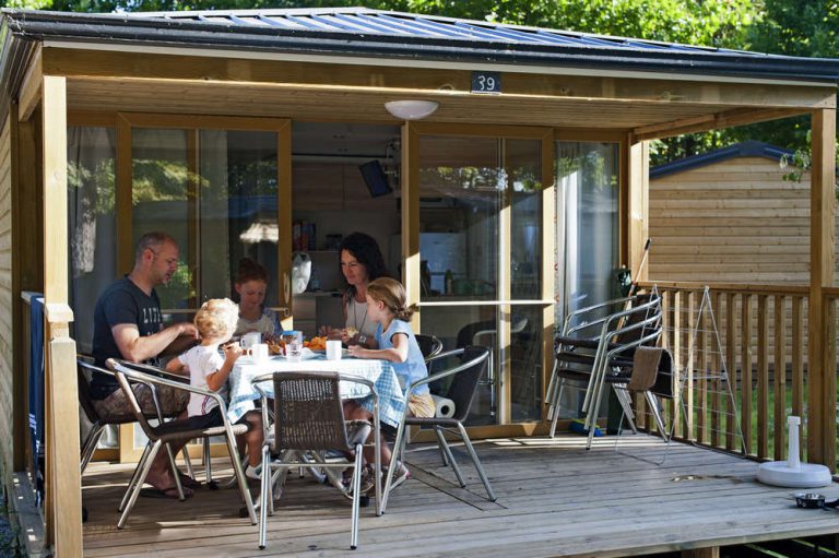 Camping Parijs chalet terras 768x511