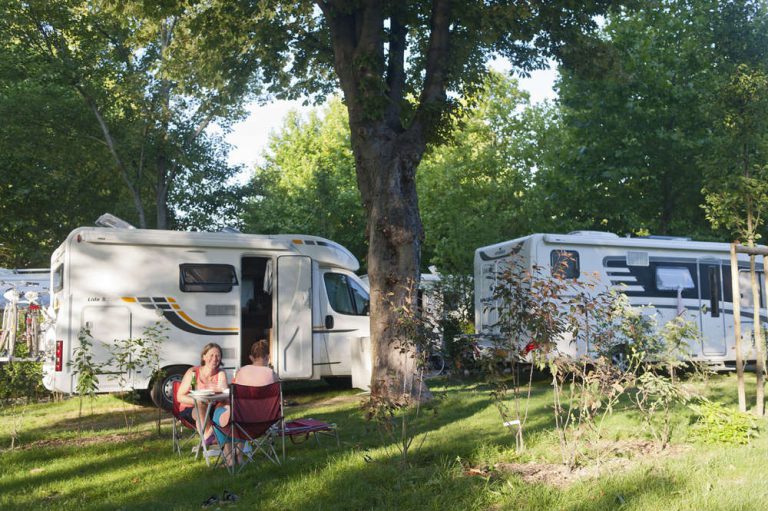 Camping Parijs staanplaats camper 768x511