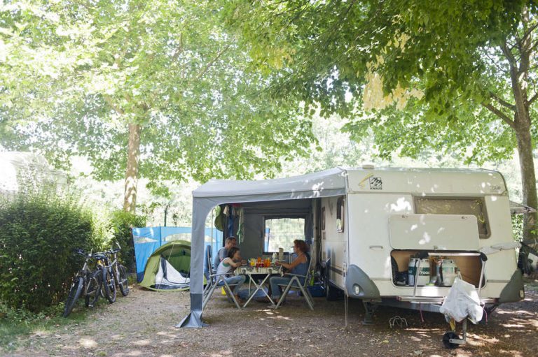 Camping Parijs staanplaats caravan 768x511