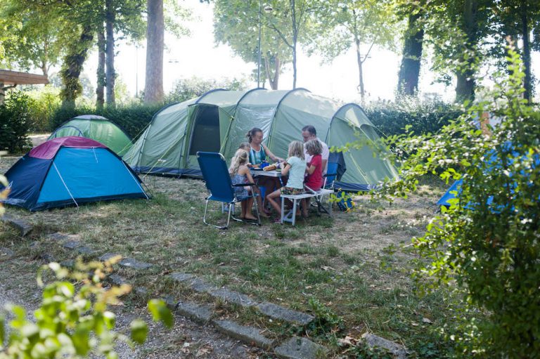 Camping Parijs staanplaats tent 768x511