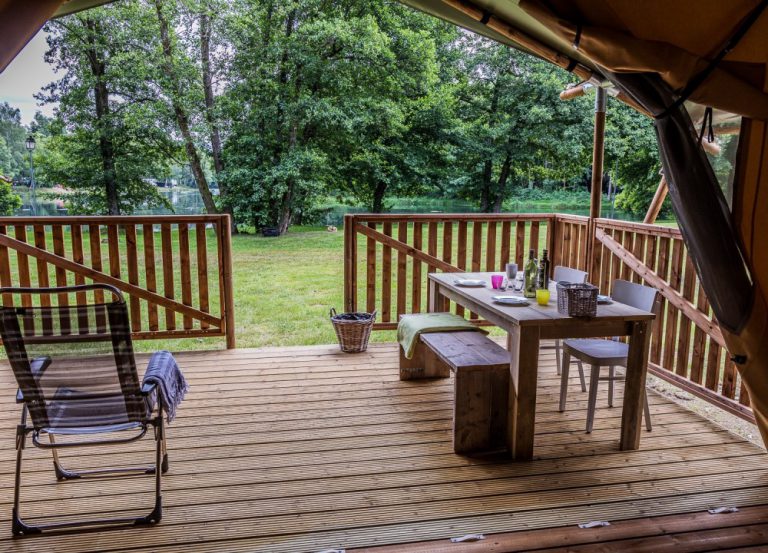 camping Domaine des Messires safaritent terras 768x553