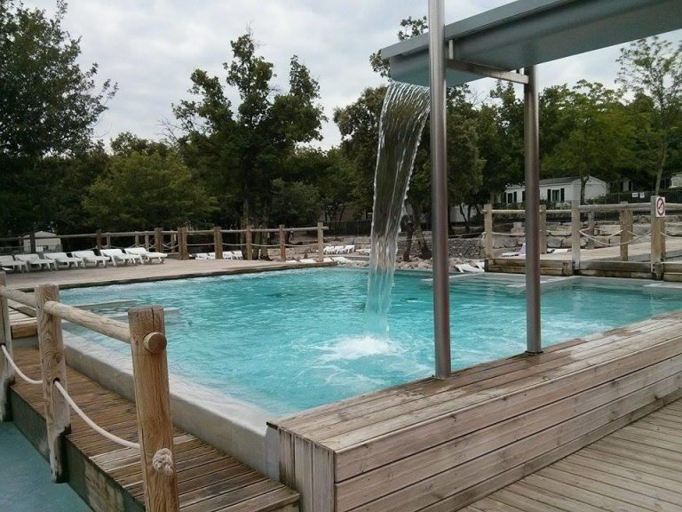 Camping Aluna Vacances waterval 768x576