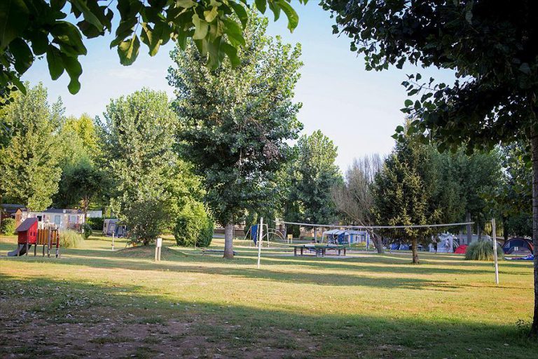 Camping Beau Rivage La Roque Gageac sportveld 768x512