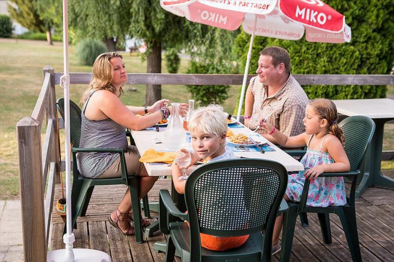 Camping Beau Rivage La Roque Gageac terras 768x512