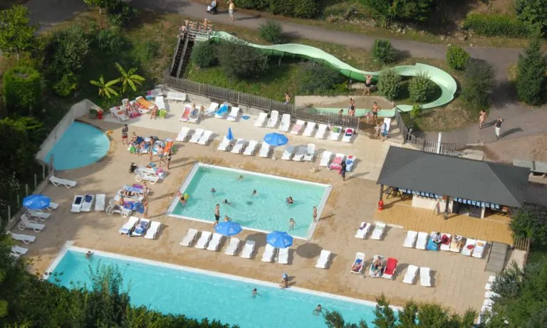 Camping Chateau le Verdoyer overzicht zwembad 768x461