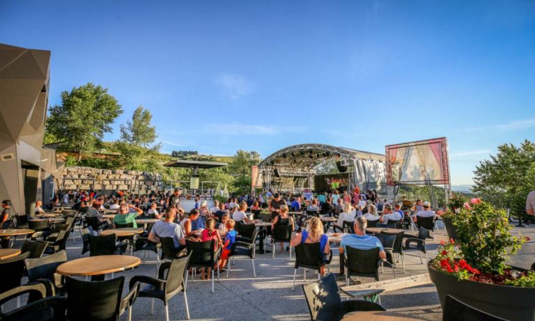 Camping Domaine Le Pommier terras 768x461