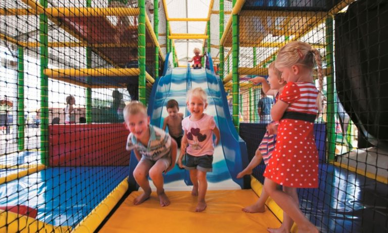 Camping Iris Parc Le Grand Dague indoorspeeltuin 768x461