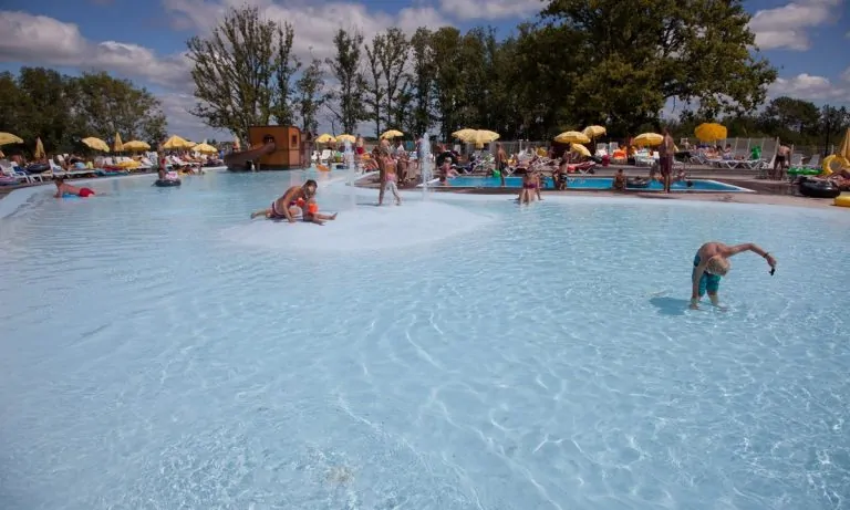 Camping Iris Parc Le Grand Dague peuterbad 768x461