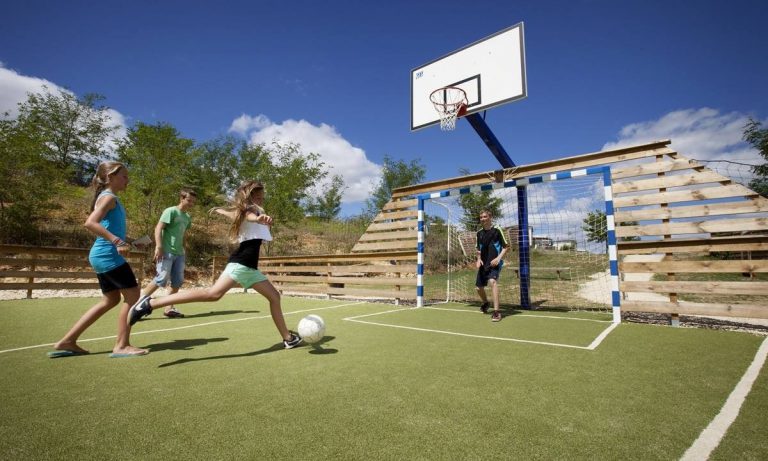 Camping Iris Parc Le Grand Dague sportveld 768x461