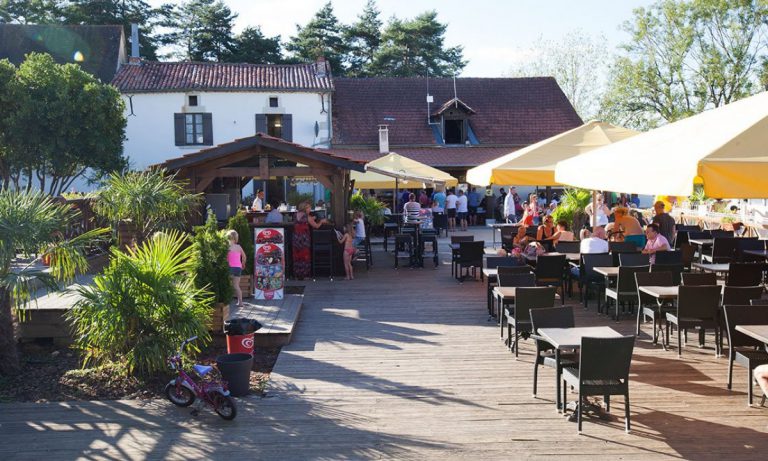 Camping Iris Parc Le Grand Dague terras 2 768x461