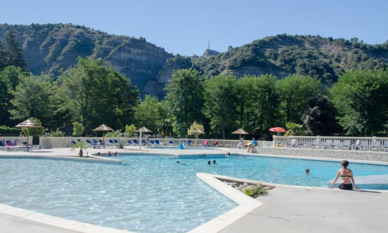 Camping La Grand Terre uitzichtzwembad 768x461