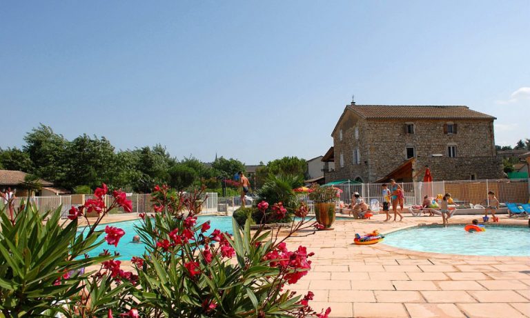 Camping La Nouzaréde zwembad 768x461