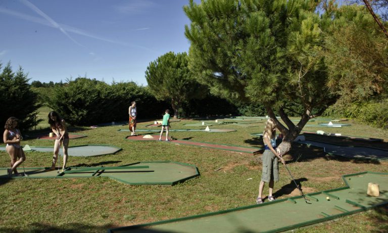 Camping Le Carbonnier midgetgolf 768x461