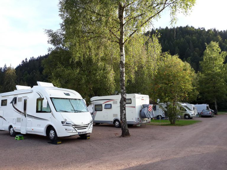 Camping Le Domaine de Longemer staanplaatsen camper 768x576