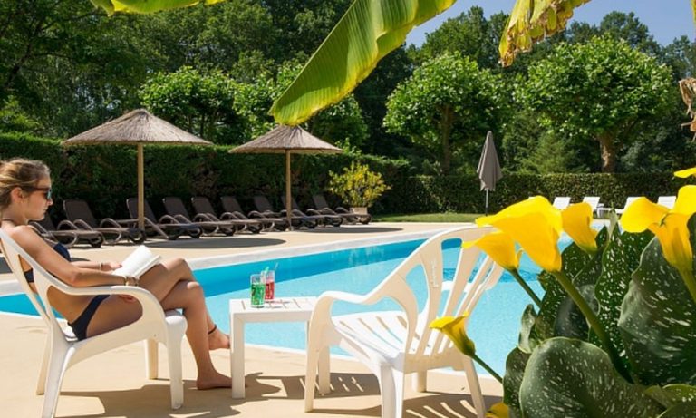 Camping Le Port de Limeuil zwembad 768x461