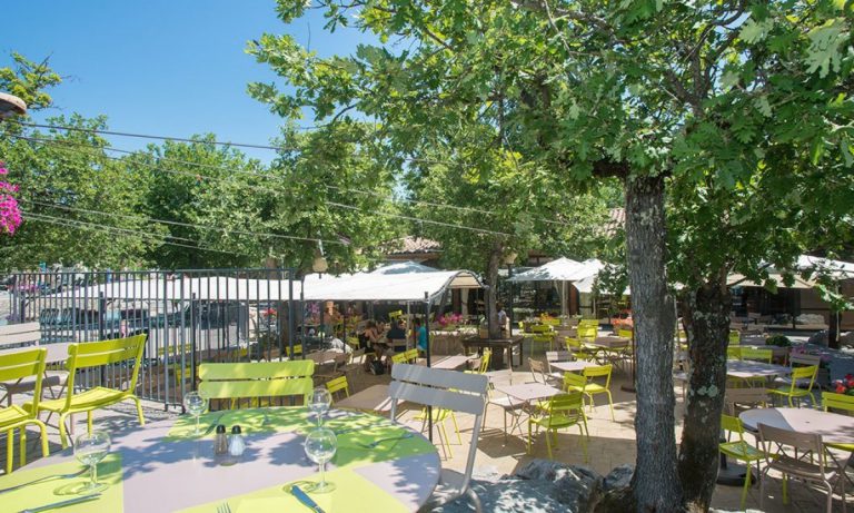 Camping Le Ranc Davaine terras 768x461