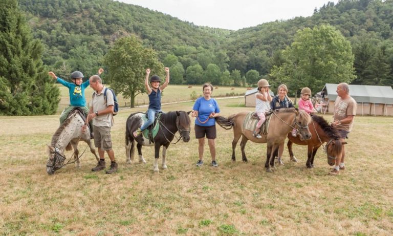 Camping Les Gorges du Chambon ponyrijden 768x461