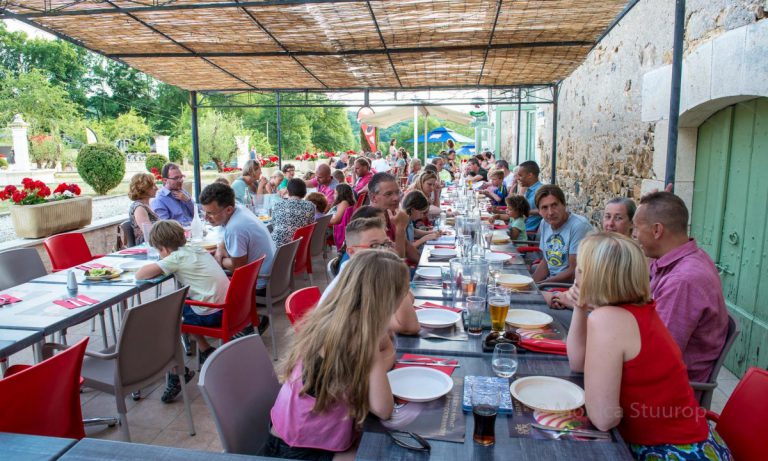 Camping Les Gorges du Chambon restaurant 768x461