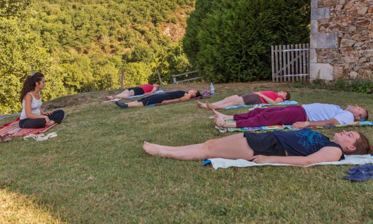 Camping Les Gorges du Chambon yoga 768x461