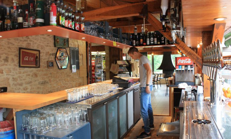 Camping Les Grottes De Roffy bar 768x461