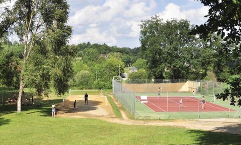 Camping Les Grottes De Roffy tennisbaan 768x461