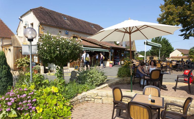 Camping Les Grottes De Roffy terras 2 768x472