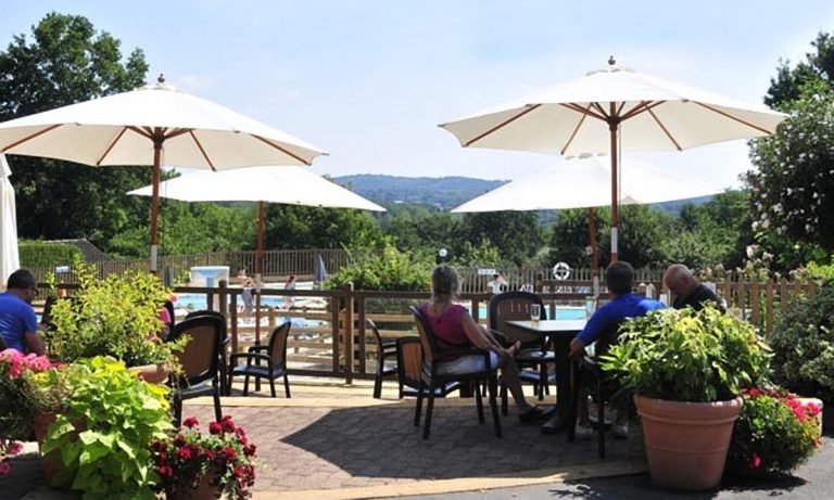 Camping Les Grottes De Roffy terras 768x461