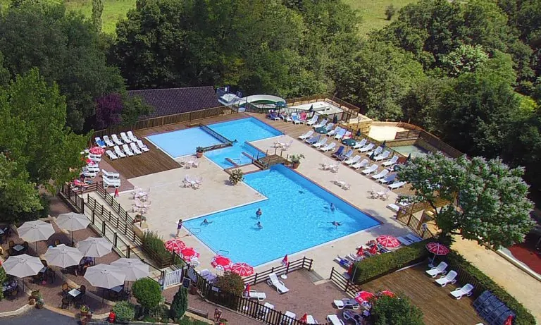 Camping Les Grottes De Roffy zwembad overzicht 768x461