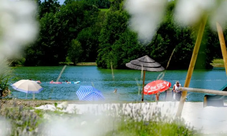 Camping Pomport Beach strand aan meer 768x461