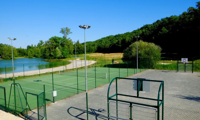 Camping Pomport Beach tennisbaan 768x461