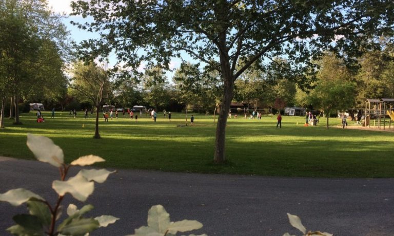 Camping RCN Le Moulin de la Pique sportveld 768x461