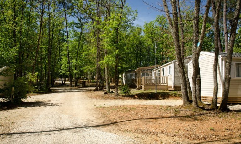 Camping l Évasion Puy l Évêque stacaravans 768x461