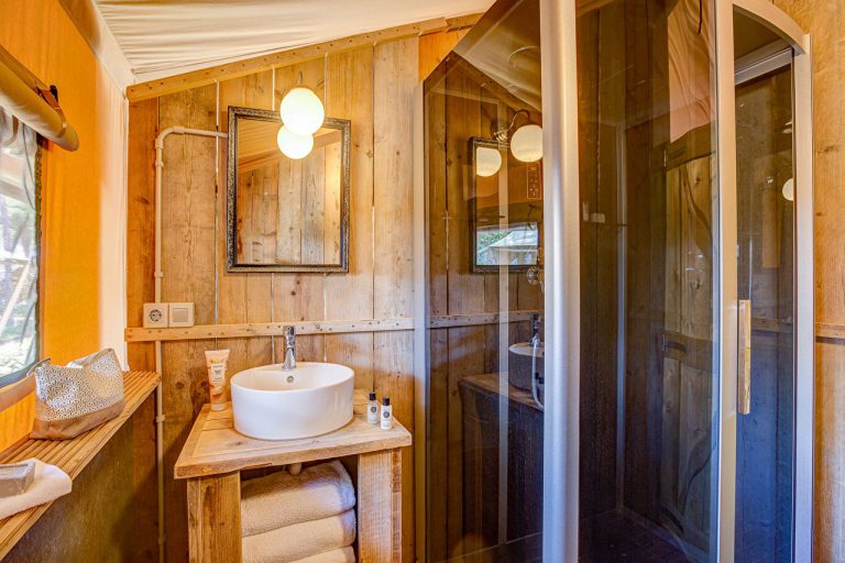 Sandaya Camping Les Deux Fontaines lodgetent sanitair 768x512