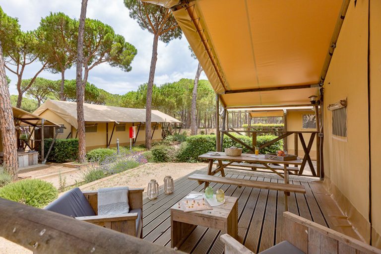Sandaya Camping Les Deux Fontaines lodgetent terras 768x512