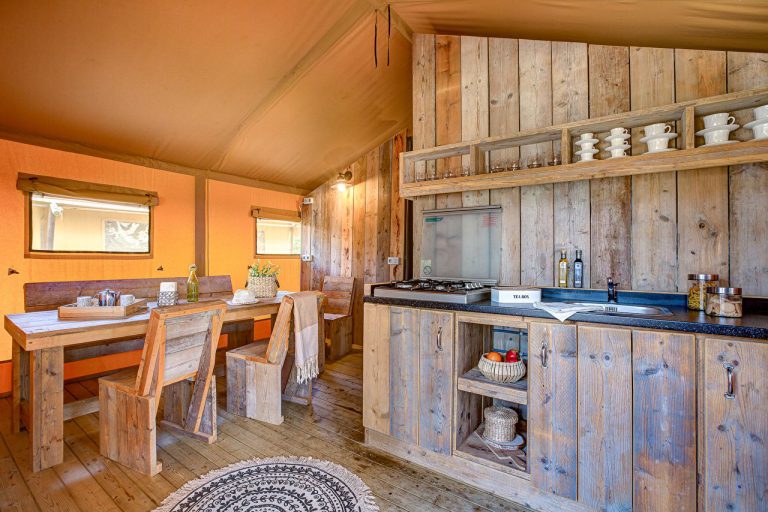 Sandaya Camping Les Deux Fontaines lodgtent binnen kijken 768x512