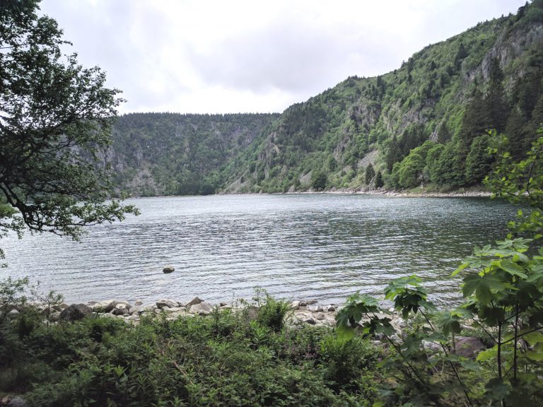 Wandeling Lac Blanc Vogezen aan de oever 768x576