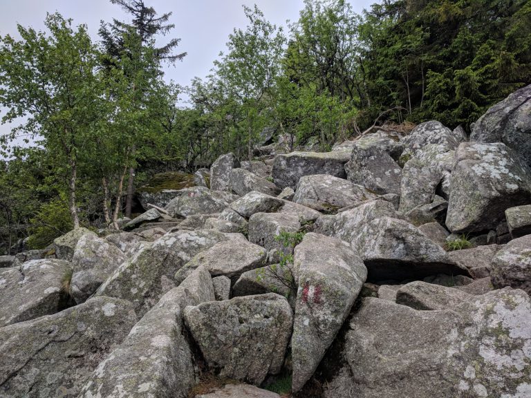 Wandeling Lac Blanc Vogezen routemarkering op de rotsen 768x576