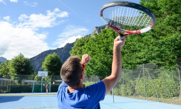 Camping A la Rencontre du Soleil tennisbaan 768x461