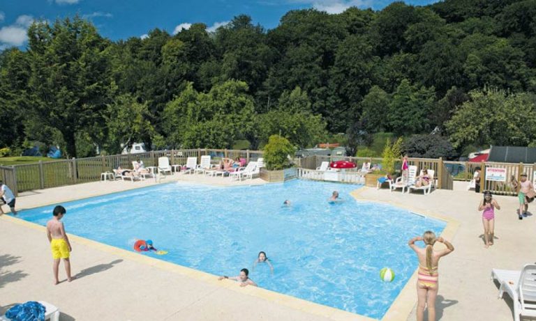 Camping Château Le Brevedent zwembad 768x461