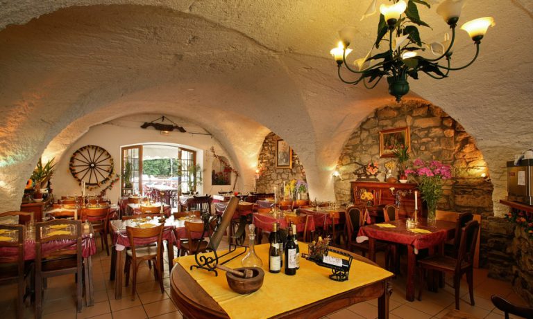 Camping Château de Rochetaillée restaurant 768x461