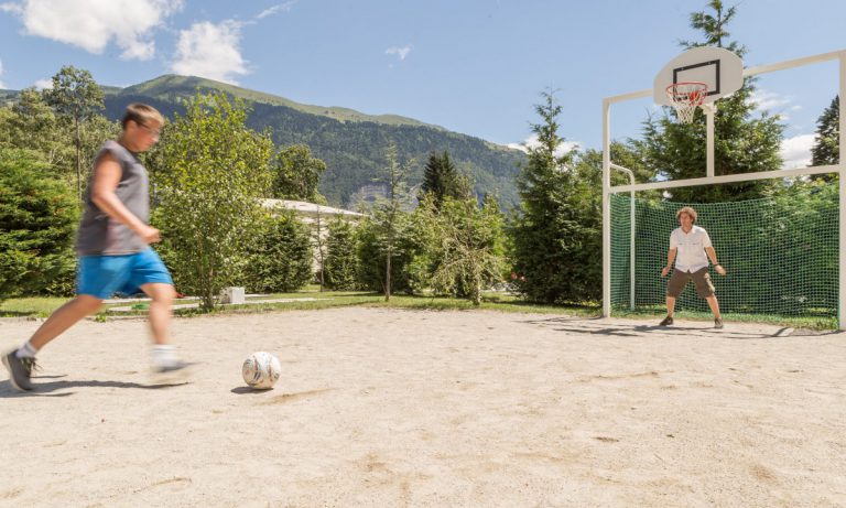 Camping Château de Rochetaillée sportveld 768x461