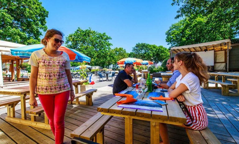 Camping Domaine de Bréhadour terras 768x461