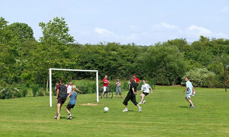 Camping Domaine du Chateau de Drancourt sportveld 768x461